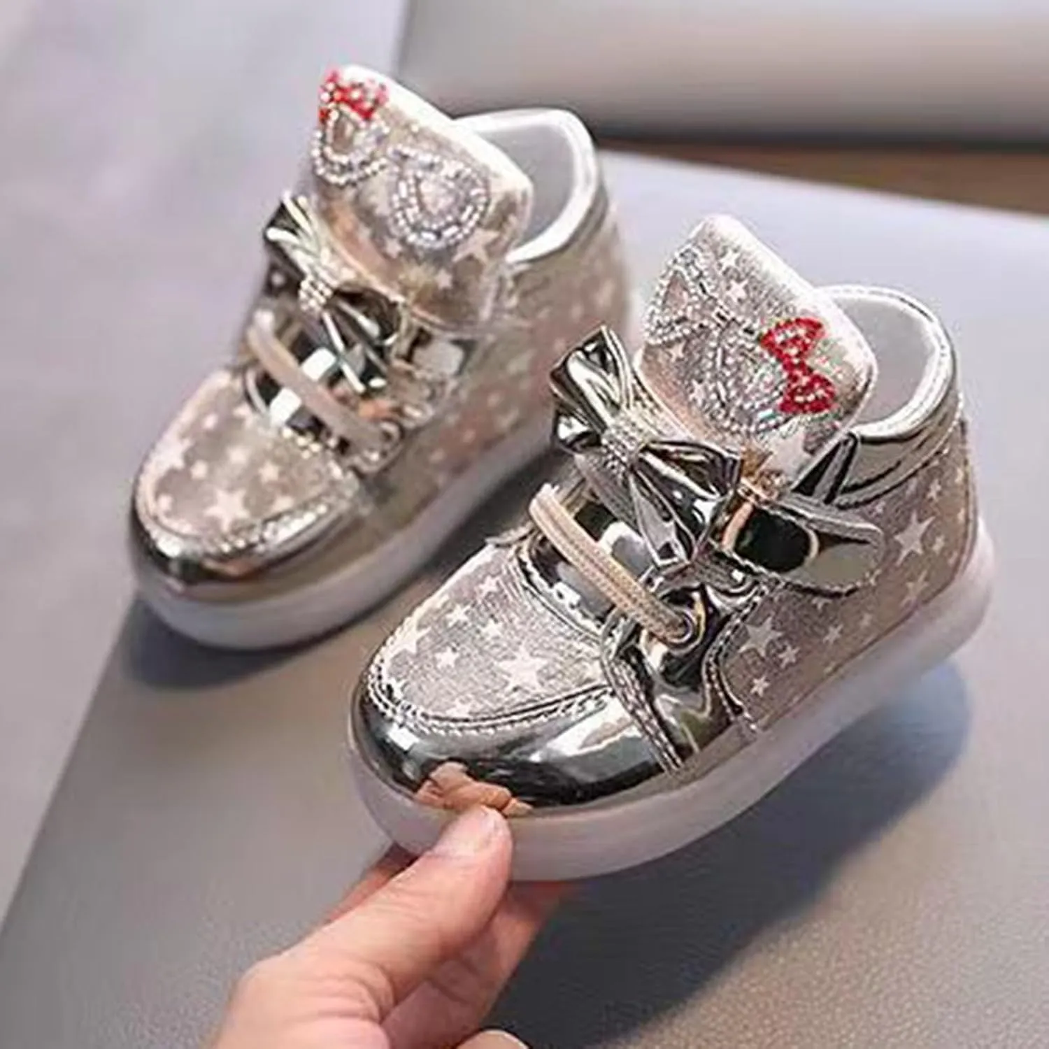 Flashing Sports Shoes for Kids Light-Up Trainers Fashion Glowing Lighted Athletic Shoes Soft High Top Sneakers