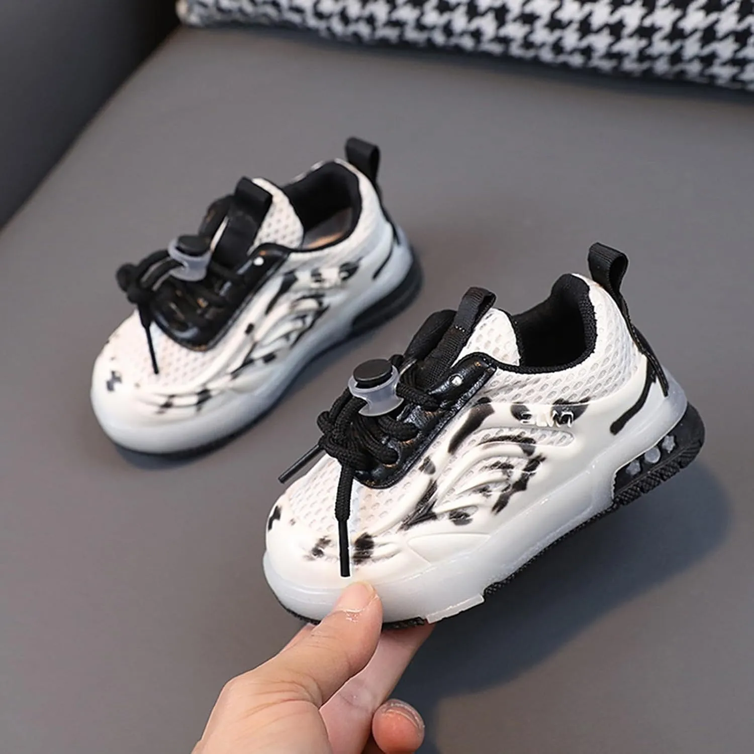 Kids Toddler Light Up Flashing Shoes Girls Boys Lightweight Breathable Flat Walking Sneaker Shoes for Girls Stretch