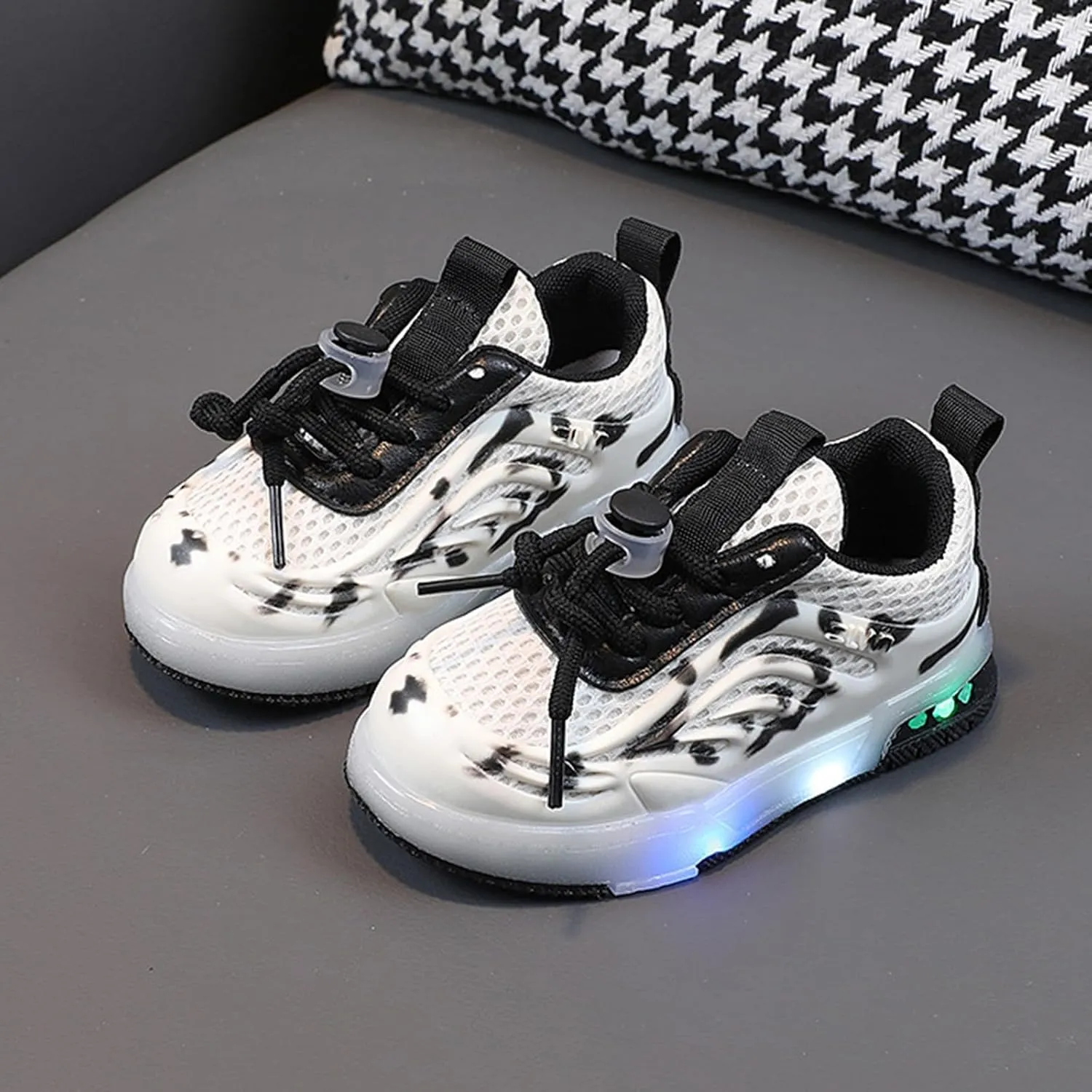 Kids Toddler Light Up Flashing Shoes Girls Boys Lightweight Breathable Flat Walking Sneaker Shoes for Girls Stretch